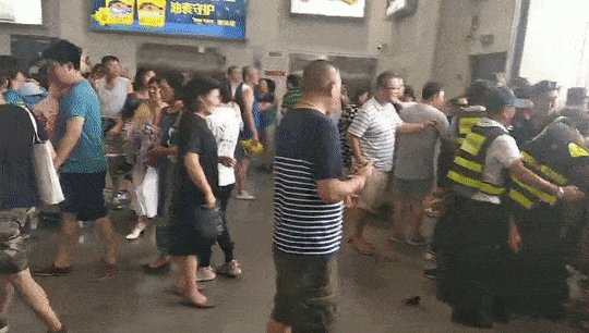 凌晨4点，出卖了无数中国人的体面...