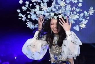 奚梦瑶太大胆，天气热套一件小肚兜就出门了！