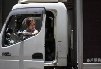香港女搬运工火了:看到货车载满,好像被我征服