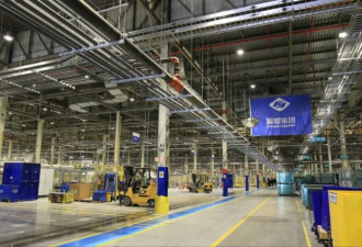 中国老板在美工厂开大食堂 美国员工连连比心