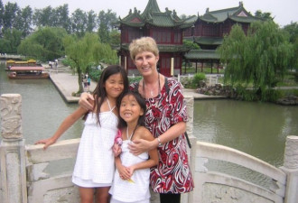 美国单亲妈移居上海 为中国女儿寻身分认同