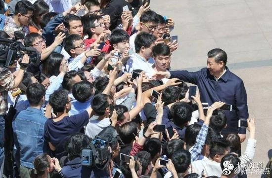 习近平在北京大�考察时,与青年�生分享了他的读书心得: