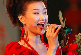 53岁宋祖英皮肤紧致似冻龄，久未登台气场依旧