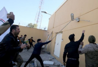 美驻巴格达大使馆被冲击 警卫部队发射催泪弹