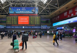 美国记者体验中国高铁 感叹美国基础设施落后