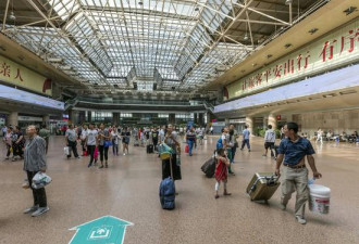 美国记者体验中国高铁 感叹美国基础设施落后