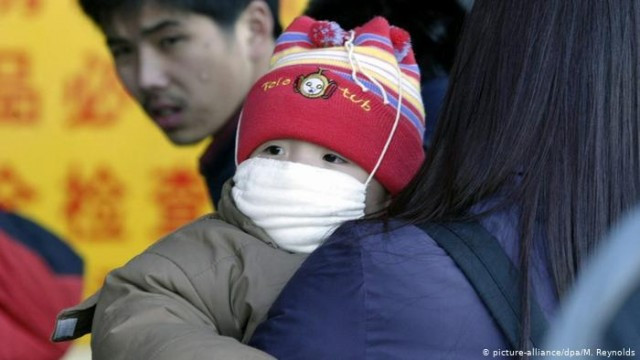 China SARS Kind mit Schutzmaske (picture-alliance/dpa/M. Reynolds)