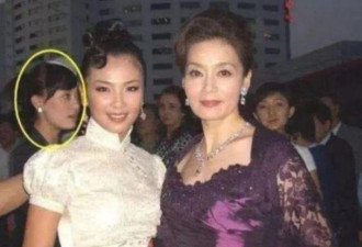 刘涛10年前和潘虹合影,谁看到背后的她?
