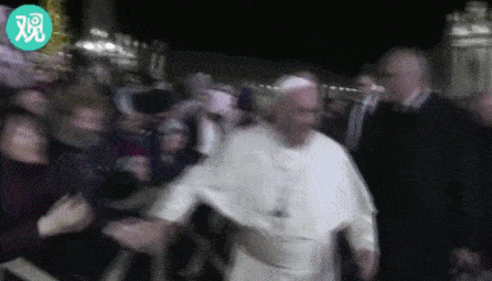 朝圣女子握教皇不松手被教皇猛打！教皇道歉了