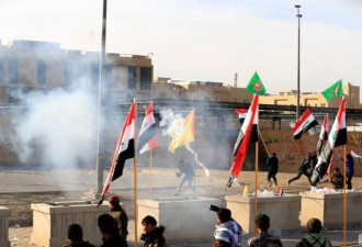 示威第二天，美军就给伊拉克抗议者用上催泪弹