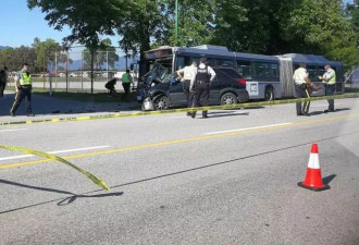 失控SUV猛撞巴士：1人死亡10人送医