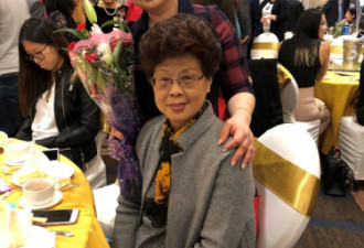 自学英文，77岁华裔母亲通过美国公民考试
