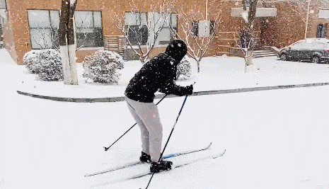 南方小伙自备滑雪板到东北上学，没想到…
