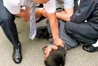 北京公安围殴香港记者 叉颈按地打到流血