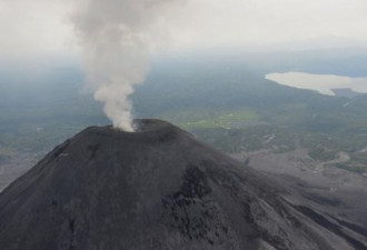 俄罗斯火山喷出3000米高灰柱