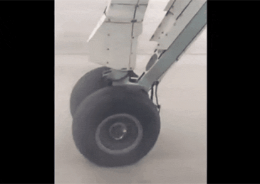 眼瞅着飞机轮胎掉了，加航乘客表示……