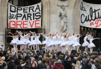 人群中跳起芭蕾舞 巴黎人罢工都那么浪漫