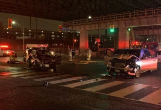多伦多市中心严重车祸：三车碰撞翻车 五人受伤