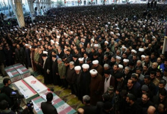 伊朗举行国葬 最高精神领袖面对棺木祈祷