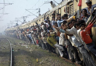 印度火车真的挂满人？真实的印度火车不输中国