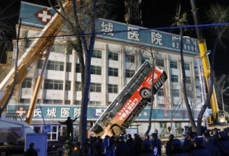 中国惊传路面突陷 公车行人跌落 已知6死16伤