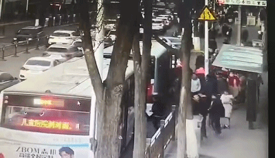 中国惊传路面突陷 公车行人跌落 已知6死16伤