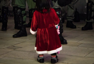 乱港议员用圣诞小女孩照黑警 真相反转！