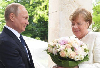 俄德领导人会晤:普京送默克尔花束是侮辱？