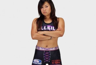 她从小被霸凌，成首位华裔WWE摔角女选手