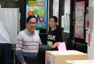 陈水扁一脸神秘表情，到达投票现场