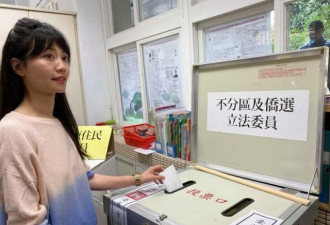 陈水扁一脸神秘表情，到达投票现场