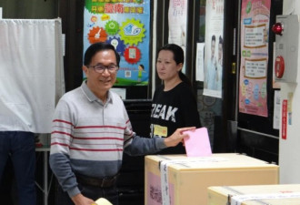 陈水扁一脸神秘表情，到达投票现场