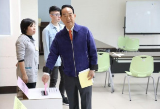 陈水扁一脸神秘表情，到达投票现场