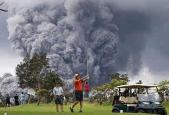 夏威夷火山爆发如末日，有人淡定打高尔夫