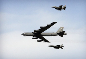 美军2架B-52轰炸机飞近南海南沙群岛