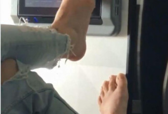 女子飞机上用“脚趾”滑屏幕 旅客：太恶心了