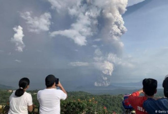 菲律宾火山喷发预警  数千人被疏散