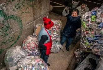华裔移民女子捡垃圾，52岁仍要国内母亲打款