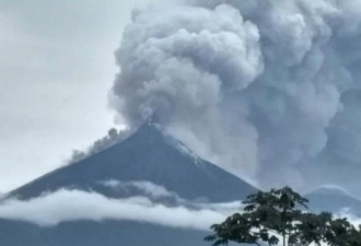 火山爆发喷黑烟 岩浆流入村庄7死300伤