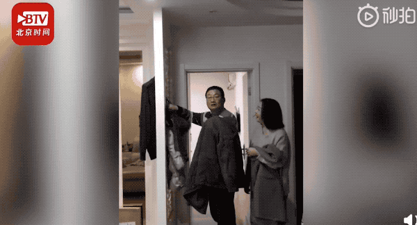 女儿放假突然回家，爸爸的表情刷爆朋友圈