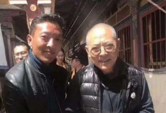 68岁洪金宝携妻聚餐，混血娇妻撇嘴不悦