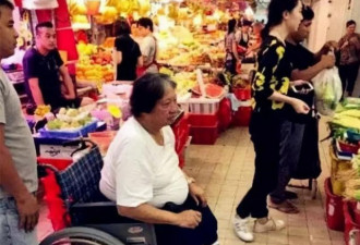 68岁洪金宝携妻聚餐，混血娇妻撇嘴不悦