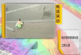 六旬环卫大爷马路边学英语 获网友大赞