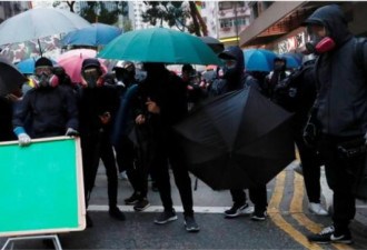 香港元旦百万人游行遭警方驱散 约400人被捕