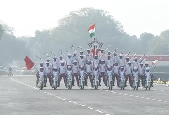 印度举行建军节阅兵式 摩托车特技画面来了