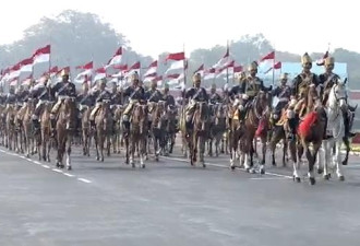 印度举行建军节阅兵式 摩托车特技画面来了