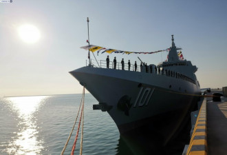 中国万吨级驱逐舰南昌舰在山东青岛正式入列