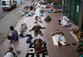 巴基斯坦气温飙升至44度，65人被活活热死