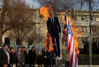 伊朗抗议者放火烧毁英大使人形纸板:不受欢迎