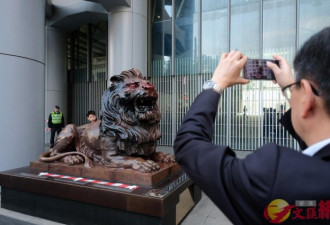 汇丰铜狮躲过侵略者 没逃过香港暴徒之手